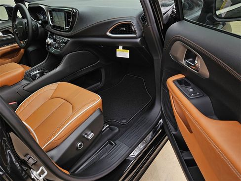 New 2026 Chrysler Pacifica Pinnacle image 9