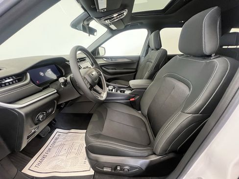 New 2025 Jeep Grand Cherokee L Laredo image 4