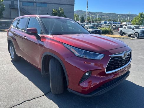 Used 2024 Toyota Highlander LE AWD/4WD image 2