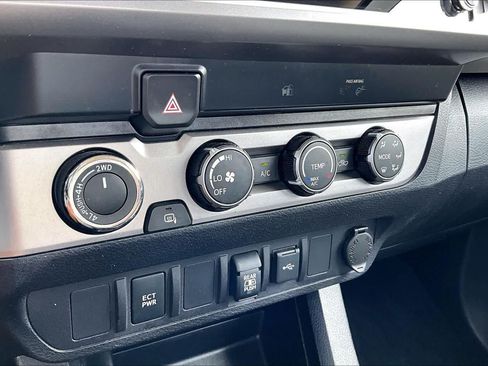 Used 2020 Toyota Tacoma SR5 AWD/4WD image 31