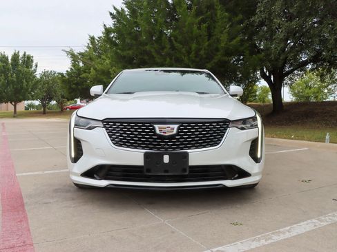 Used 2021 Cadillac CT4 Luxury RWD image 2