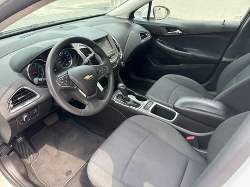 Used 2017 Chevrolet Cruze LT FWD image 9