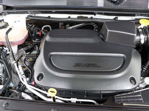 Used 2024 Chrysler Pacifica Touring-L FWD image 31