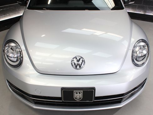 Used 2012 Volkswagen Beetle Launch Edition image 7