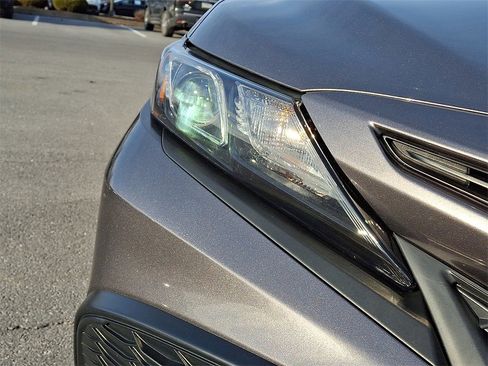 Used 2022 Toyota Camry SE image 9