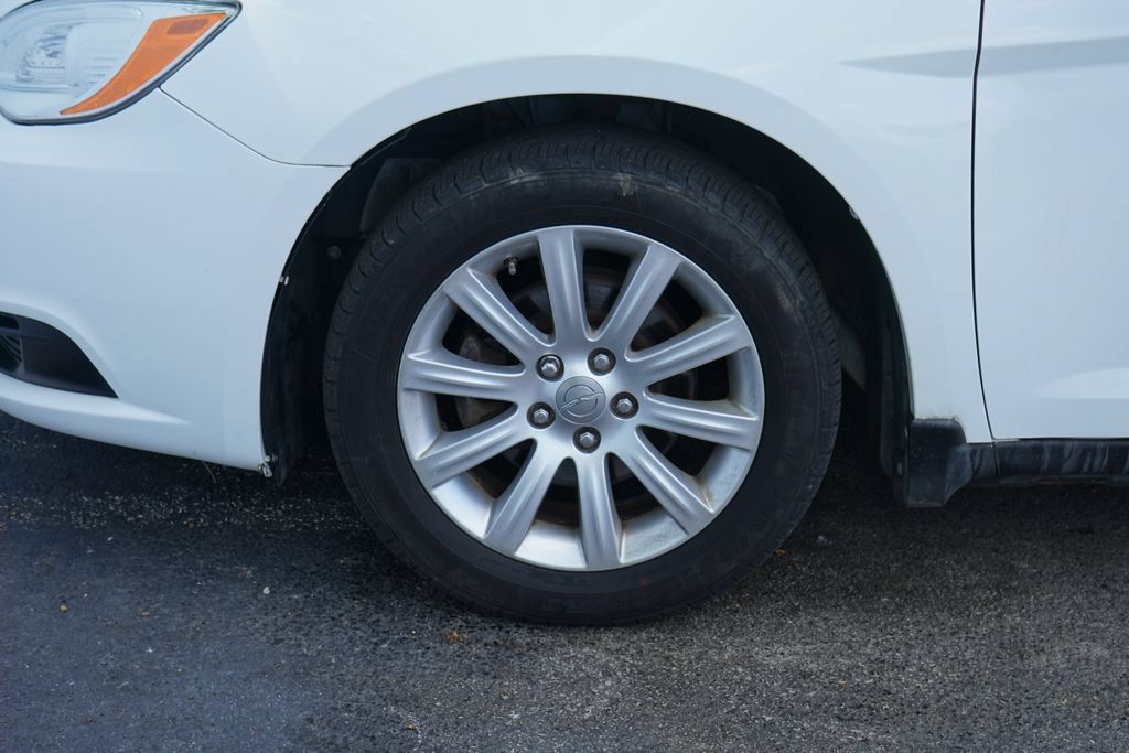 Used 2013 Chrysler 200 Touring FWD image 6