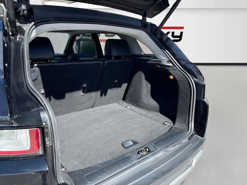 Used 2019 Land Rover Range Rover Evoque SE Premium image 26