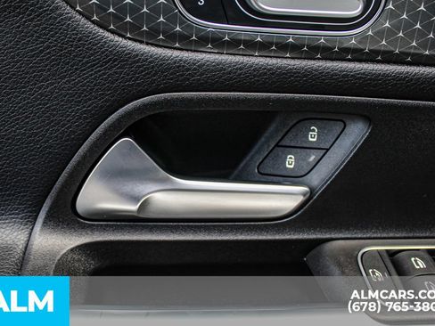 Used 2025 Mercedes-Benz GLB 250 image 38