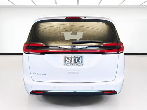 Used 2024 Chrysler Pacifica Touring-L image 5