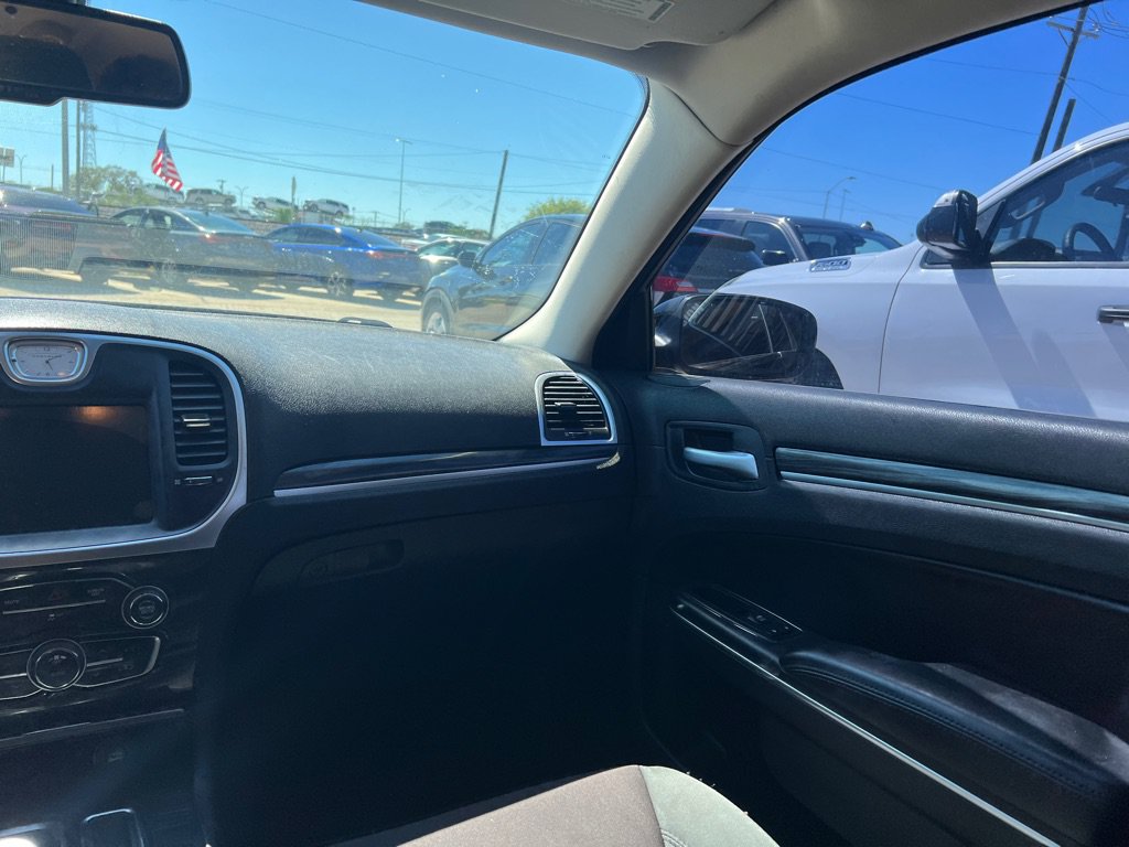 Used 2018 Chrysler 300 Touring RWD image 17