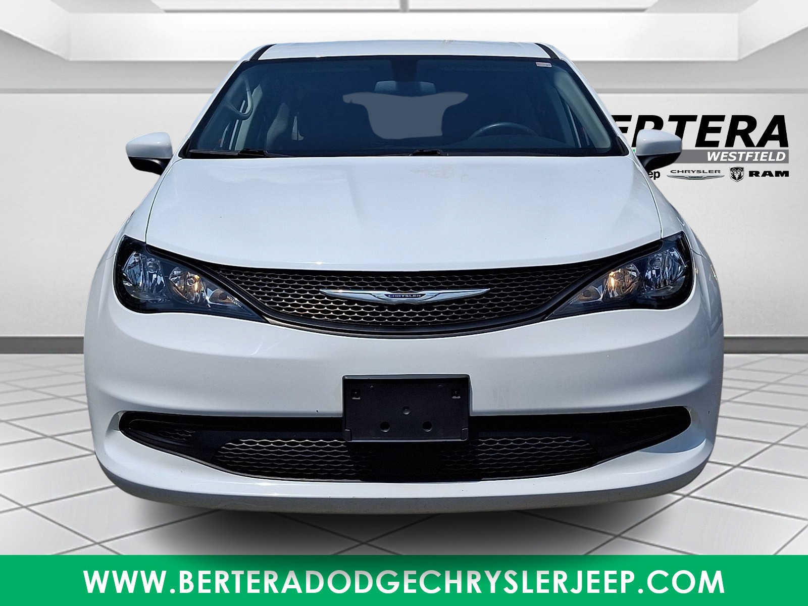 Used 2022 Chrysler Voyager LX FWD image 2