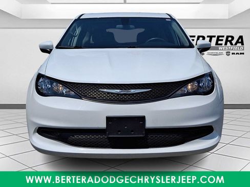 Used 2022 Chrysler Voyager LX FWD image 2
