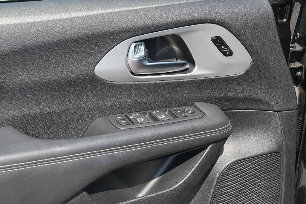 Used 2025 Chrysler Pacifica Limited FWD image 27