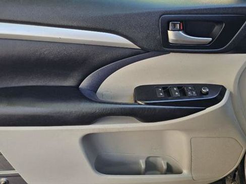 Used 2019 Toyota Highlander XLE AWD/4WD image 29