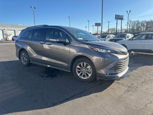 Used 2021 Toyota Sienna XLE image 2