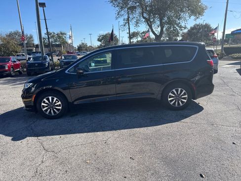 Used 2024 Chrysler Pacifica Select image 11