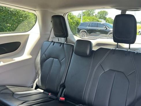 Used 2024 Chrysler Pacifica Touring-L FWD image 34