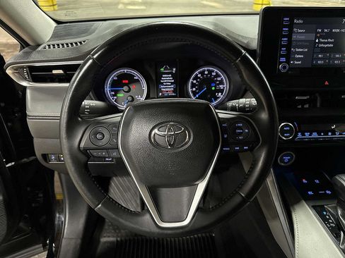 Used 2021 Toyota Venza LE AWD/4WD image 18