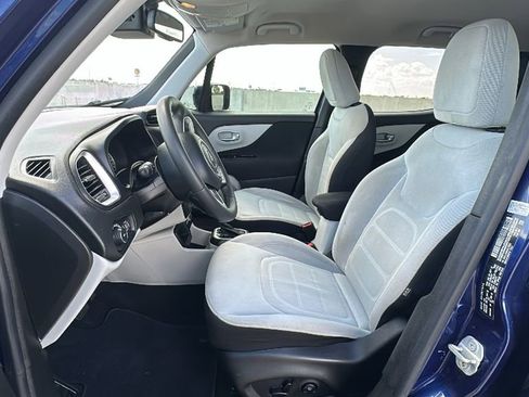 Used 2018 Jeep Renegade Latitude w/ Popular Equipment Group image 4