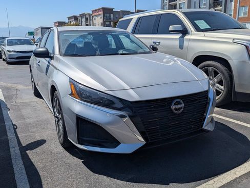 Used 2024 Nissan Altima 2.5 SV FWD image 1