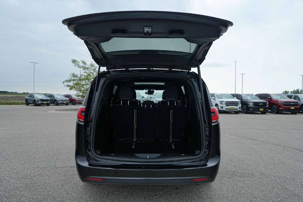 Used 2025 Chrysler Pacifica Limited FWD image 15