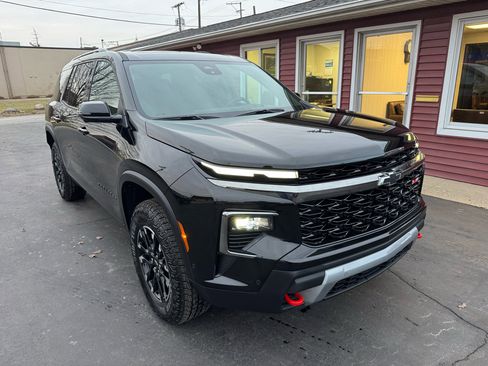 Used 2025 Chevrolet Traverse Z71 w/ Enhanced Driving Package image 3