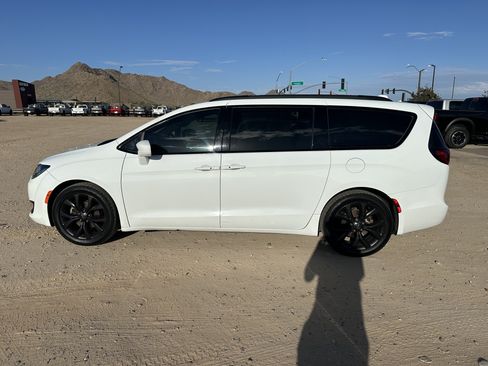Used 2020 Chrysler Pacifica Touring-L Plus w/ S Appearance Package FWD image 2