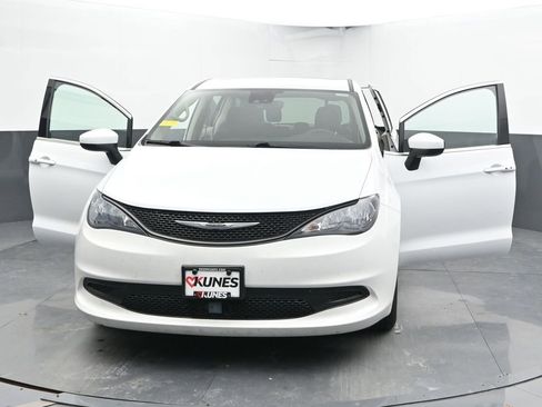 Used 2023 Chrysler Voyager LX image 34