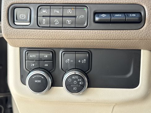 Used 2022 GMC Yukon XL Denali AWD/4WD image 18