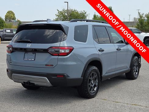 Used 2025 Honda Pilot TrailSport image 5