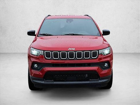 Used 2024 Jeep Compass Latitude AWD/4WD image 2