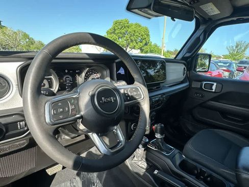 Used 2024 Jeep Wrangler Unlimited Sahara AWD/4WD image 13