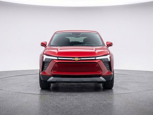 Used 2025 Chevrolet Blazer LT image 2