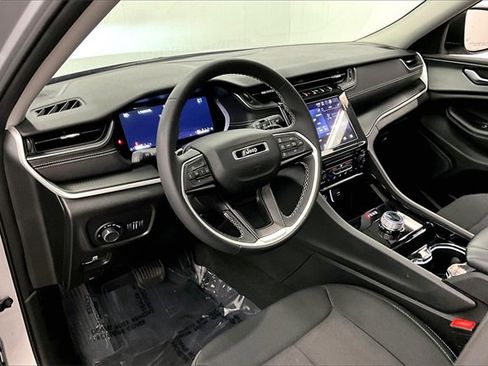 Used 2023 Jeep Grand Cherokee Laredo image 12