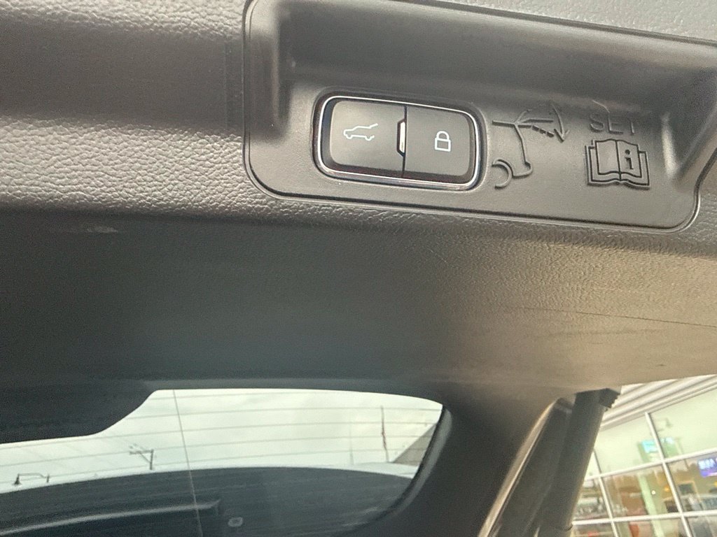 Used 2023 Ford Explorer XLT AWD/4WD image 31