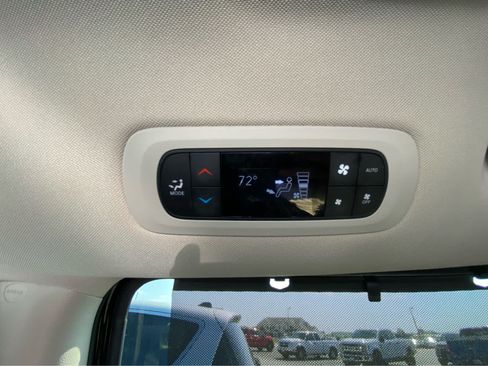 Used 2024 Chrysler Pacifica Touring-L FWD image 19