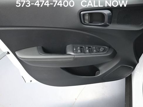 Used 2025 Hyundai Venue Limited FWD image 11