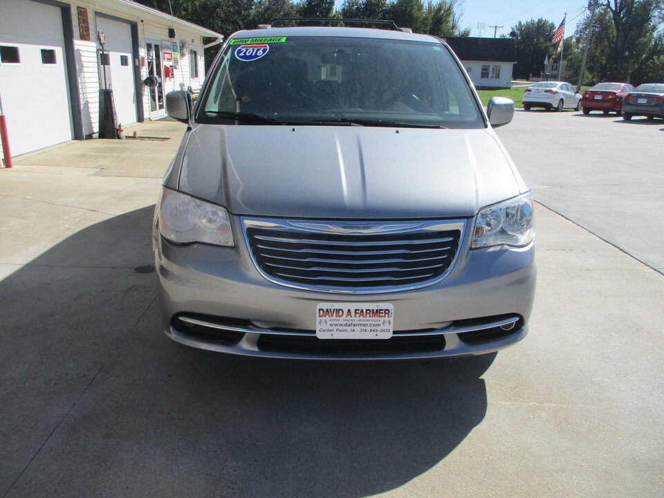 Used 2015 Chrysler Town & Country Touring FWD image 3
