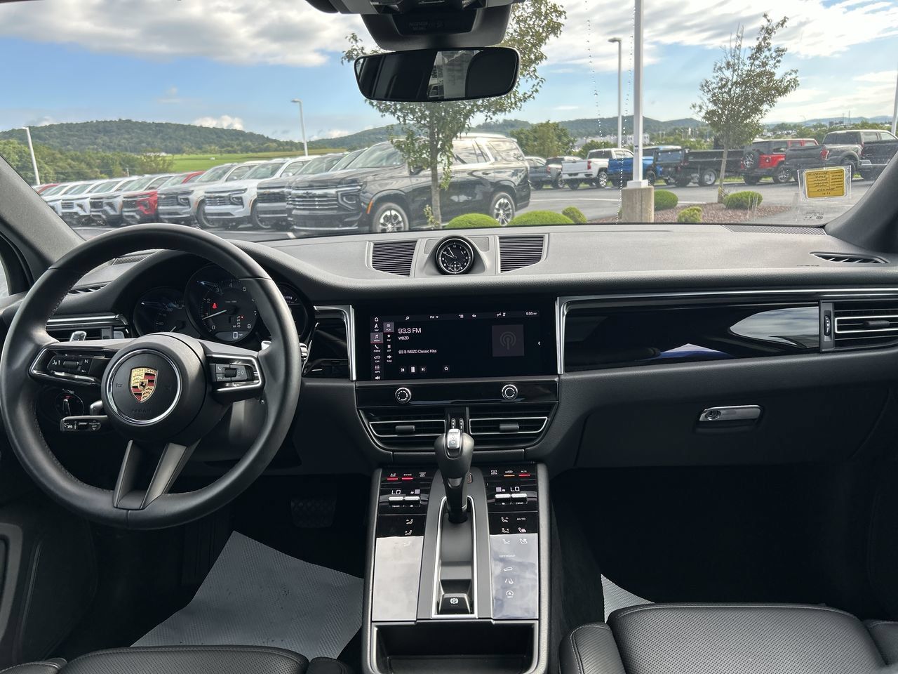 Used 2025 Porsche Macan AWD/4WD image 16