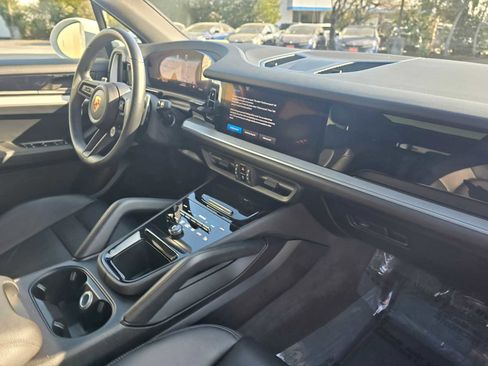 Used 2024 Porsche Cayenne image 12