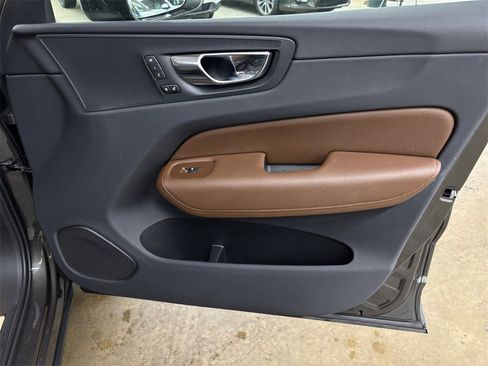 Used 2019 Volvo XC60 T8 Momentum w/ Premium Package image 20