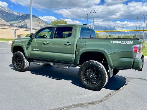 Used 2021 Toyota Tacoma TRD Sport w/ TRD Premium Sport Package AWD/4WD image 11