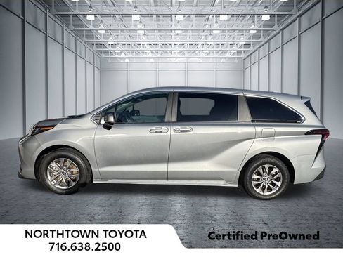 Used 2025 Toyota Sienna LE FWD image 3
