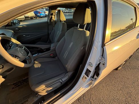Used 2025 Hyundai Elantra SEL image 39