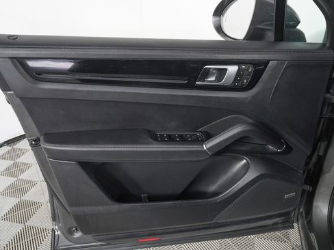 Used 2023 Porsche Cayenne AWD/4WD image 15