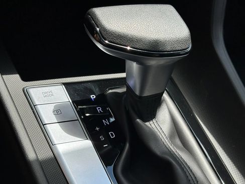 Used 2024 Hyundai Elantra SE FWD image 17