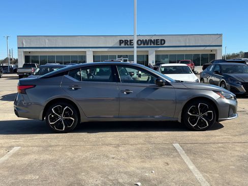 Used 2024 Nissan Altima 2.5 SR image 2