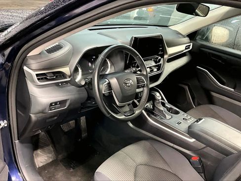 Certified 2025 Toyota Highlander LE FWD image 17