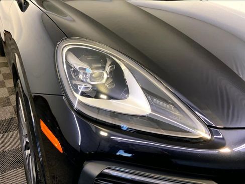 Used 2022 Porsche Cayenne w/ Premium Package image 12