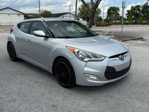 Used 2013 Hyundai Veloster FWD image 4